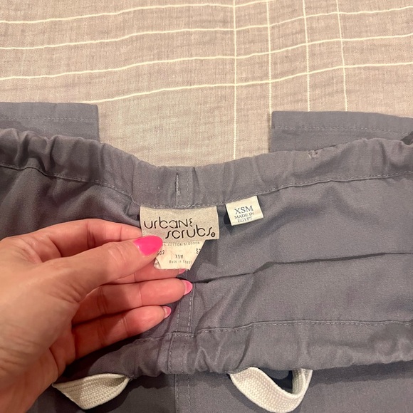Urbane Essentials Relaxed Drawstring Scrub Pant
Grey size XS regular - Picture 3 of 5